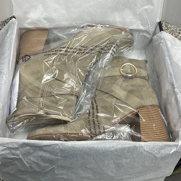 Nine West Taupe Suede Buckle Wrap Block Heel Ankle Boots Womens 11M - Picture 11 of 11